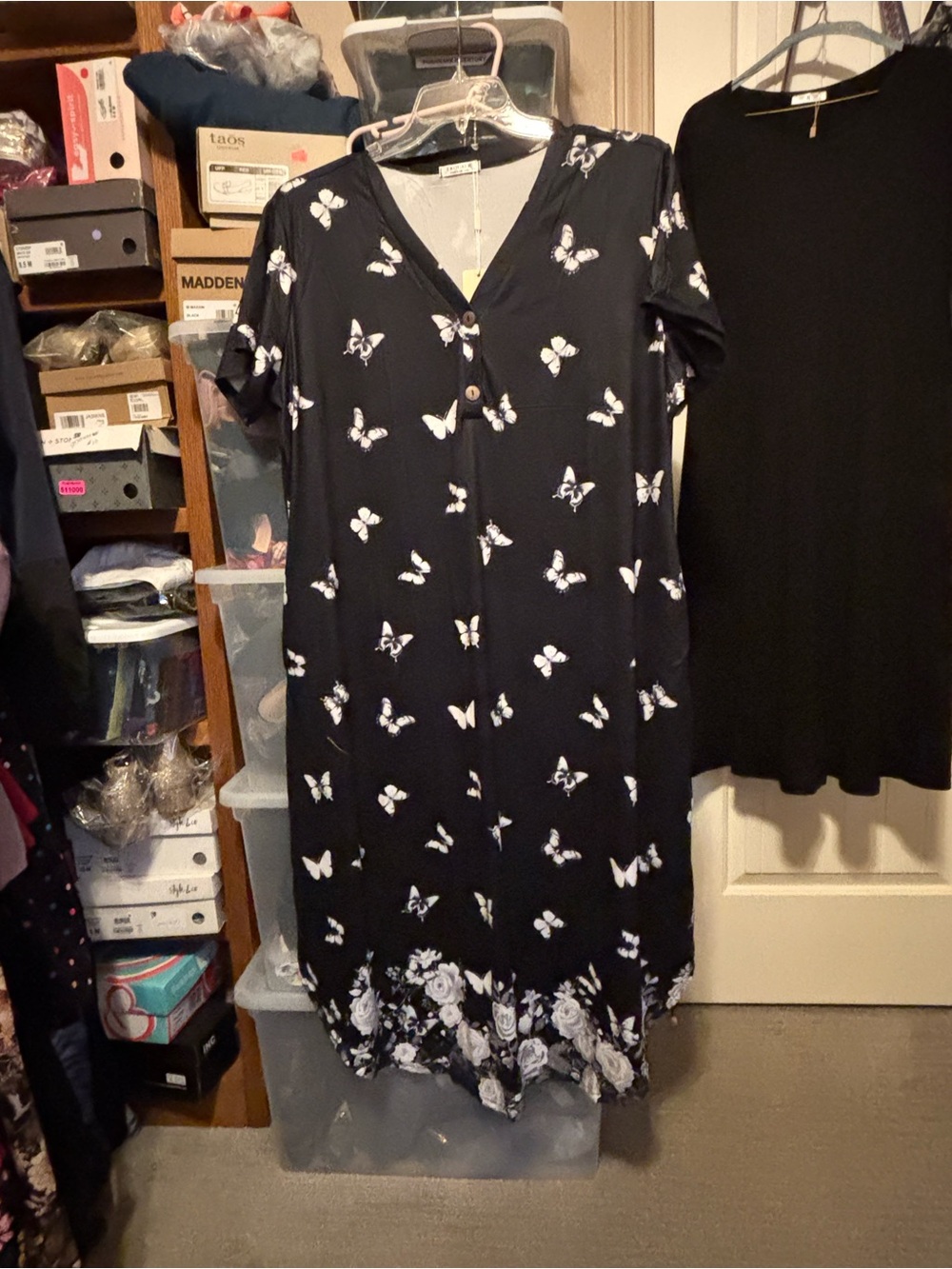 NWT: size 2x  Black Butterfly Floral V-Neck house Dress